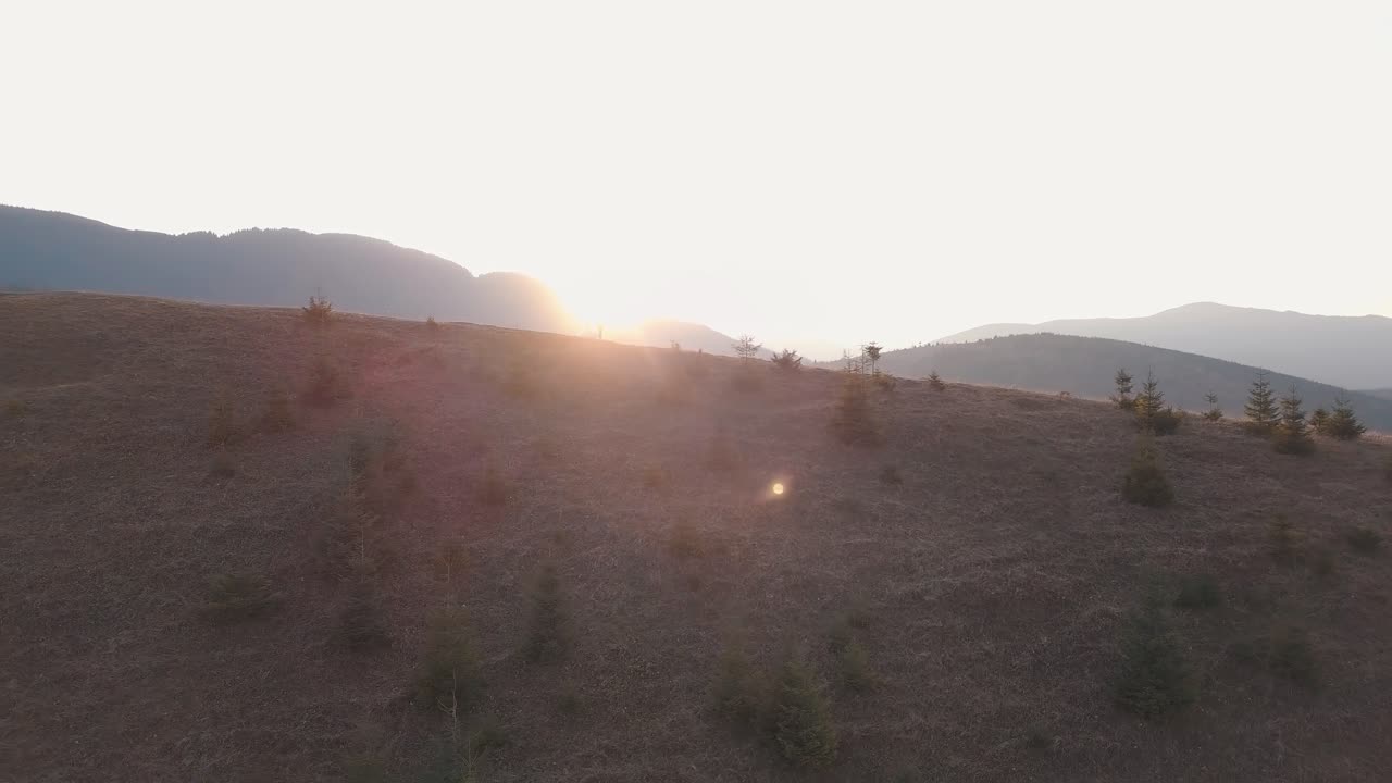 воздушный вид на горный ландшафт при заходе солнца