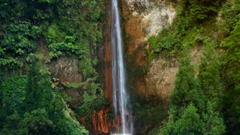 Toma-Aérea-Cinematográfica-De-Un-Dron-De-La-Cascada-Natural-De-Ribeira-Quente-En-Sao-Miguel-En-Las-Azores---Portugal