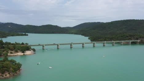 Brücke-Mit-Autos,-Die-Den-Lake-Saint-Cassien-überqueren,-Luftaufnahme-Eines-Großen-Stausees