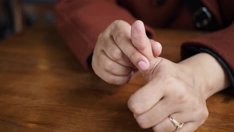 Manos-De-Mujeres-Jóvenes-Que-Sufren-Dolor-En-El-Dedo,