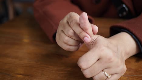 mujeres jóvenes manos sufriendo dolor en el dedo ,