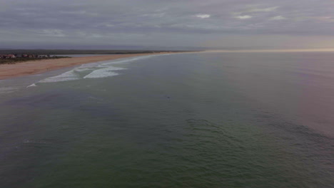 Afrika-Drohne-Luftbild-Filmisch-Delfine-Schwimmen-Sonnenaufgang-Sonnenuntergang-Früher-Morgen-Ozean-Brandungswellen-Jbay-Jefferys-Bay-Indischer-Ozean-Tiefes-Aqua-Blaues-Wasser-Bewölkt-Golden-Rückwärts-Vom-Ufer-Bewegung