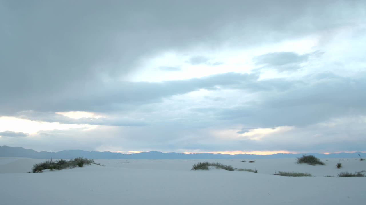 저속 촬영 구름이 백사장 국립기념물을 하루종일 밤까지 지나간다 1