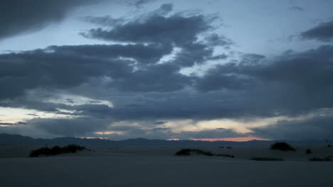 Lapso-De-Tiempo-Disparó-Nubes-Pasando-Sobre-El-Monumento-Nacional-De-White-Sands-Durante-Todo-El-Día-Y-Hasta-La-Noche-1