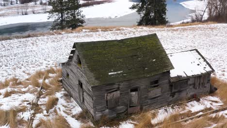 El-Invierno-Solitario-De-La-Cabaña-Olvidada:-A-Vista-De-Dron