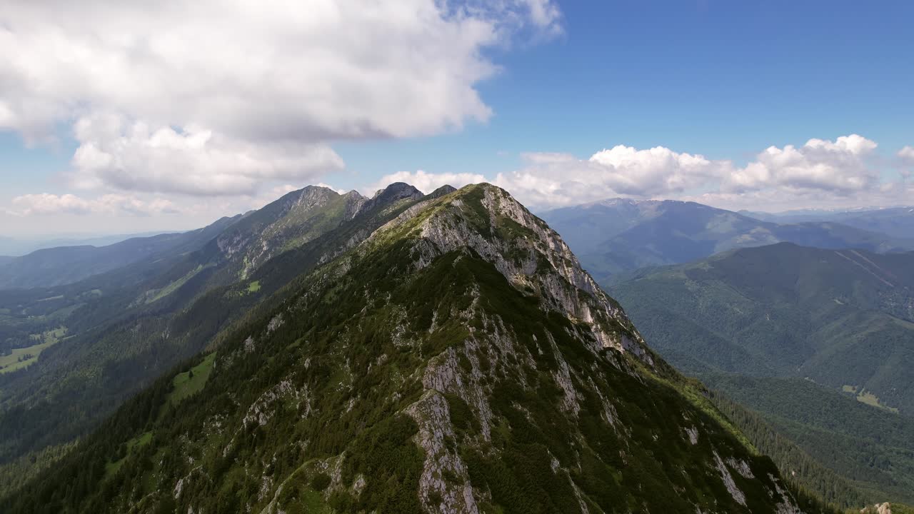 las exuberantes montañas piatra craiului bajo un cielo azul claro, vista aérea