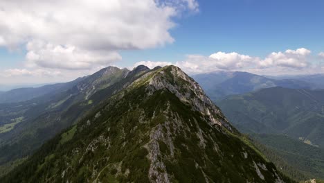 Las-Exuberantes-Montañas-Piatra-Craiului-Bajo-Un-Cielo-Azul-Claro,-Vista-Aérea