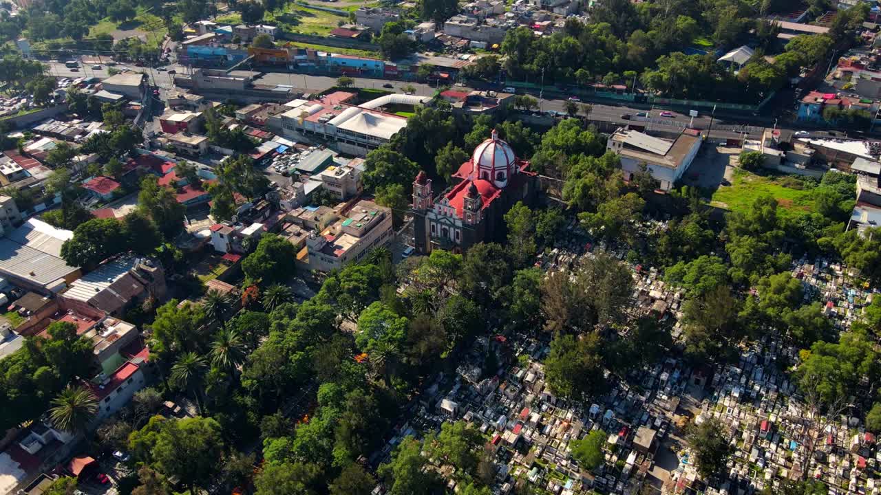 sobrevuelo estableciendo en descenso sobre la catedral y el panteón general de iztapalapa en la ciudad de méxico en un día soleado