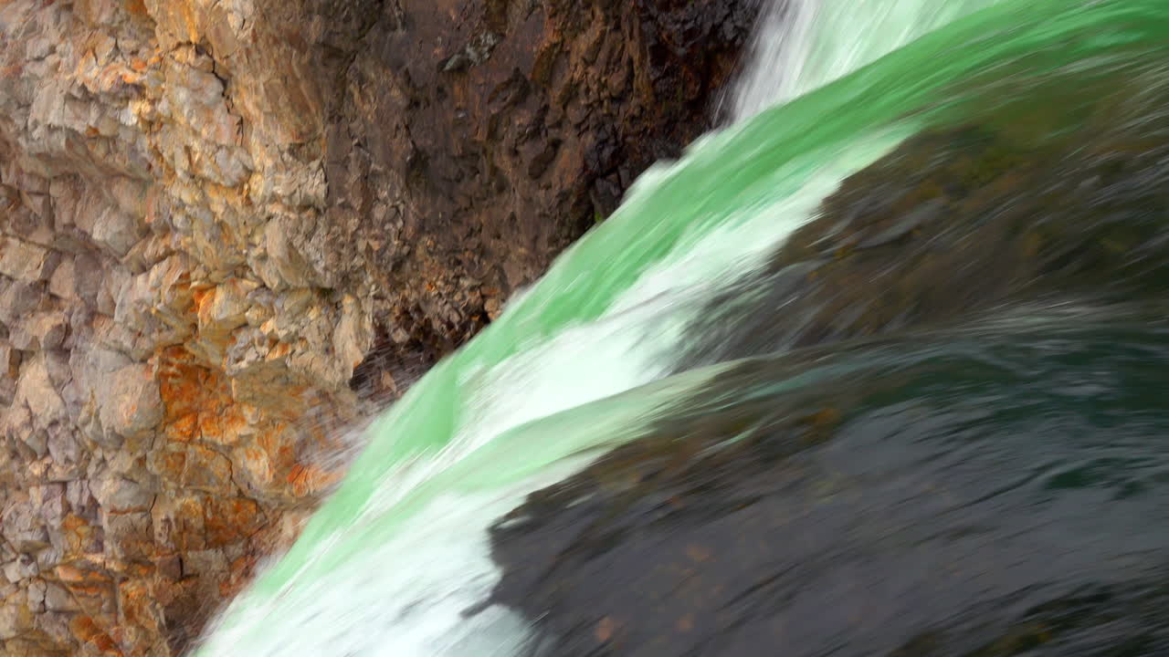 pan sobre el agua que fluye sobre el borde de las cataratas superiores de yellowstone