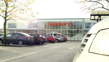 Vista-Exterior-De-La-Entrada-Del-Supermercado-Sainsbury&#39;s.