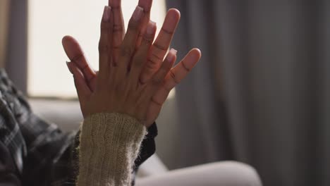 집 에서 소파 에 앉아 함께 이야기 하는 사랑 하는 부부 가 손 을 잡고 휴식을 취 하는 장면 2