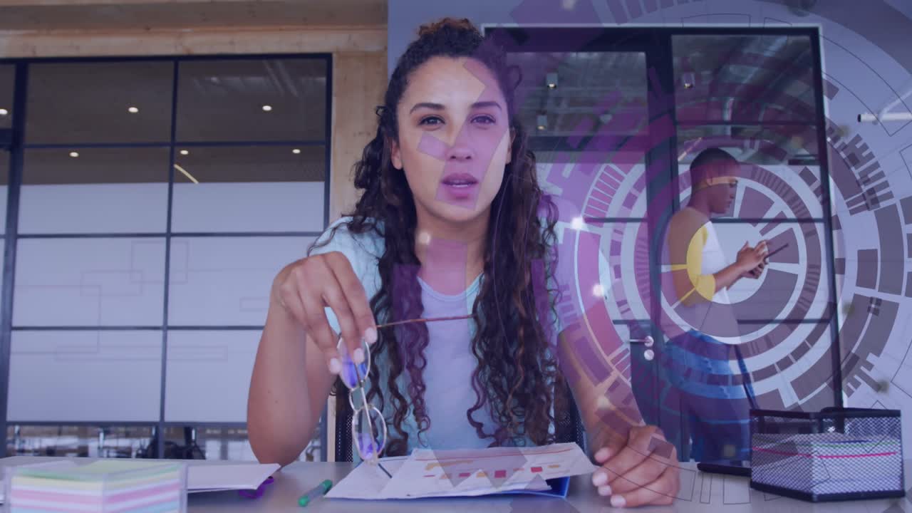 animación del procesamiento de datos sobre diversas personas de negocios en la oficina