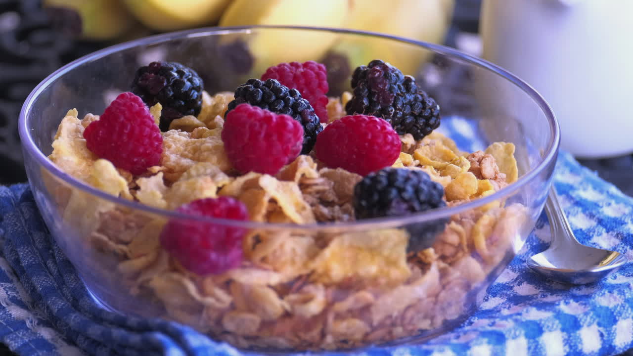 desayuno saludable con granola, bayas y leche