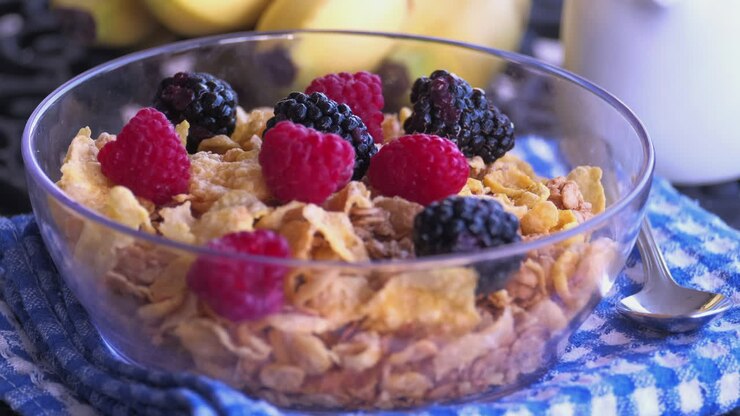 Colazione sana con granola, frutti di bosco e latte