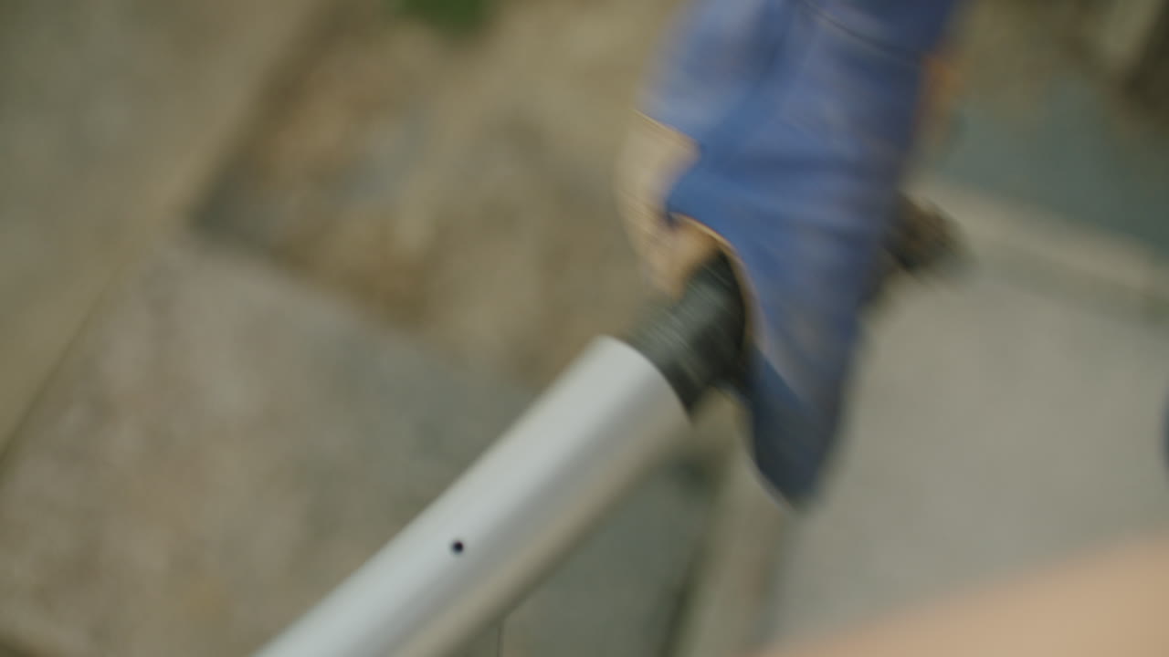 fotografía de arriba de una hembra usando un tornillo de tierra manual