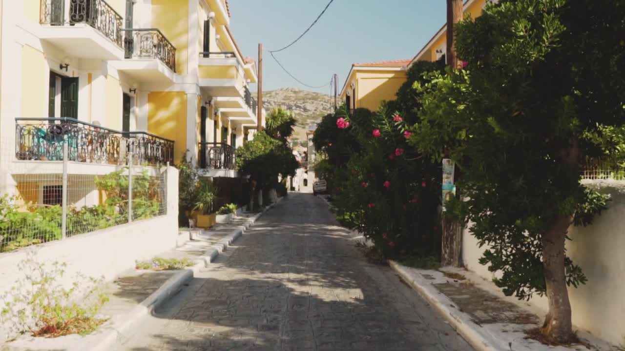 Strada stretta in un villaggio greco