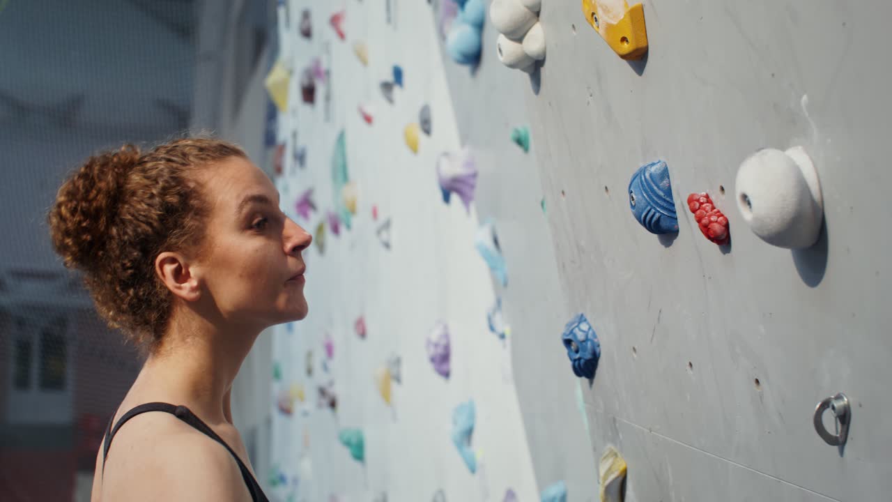 mujer escalando rocas