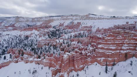 Imágenes-Aéreas-De-4k-Del-Parque-Nacional-Bryce-Canyon-Cubierto-De-Nieve-En-Utah,-Estados-Unidos