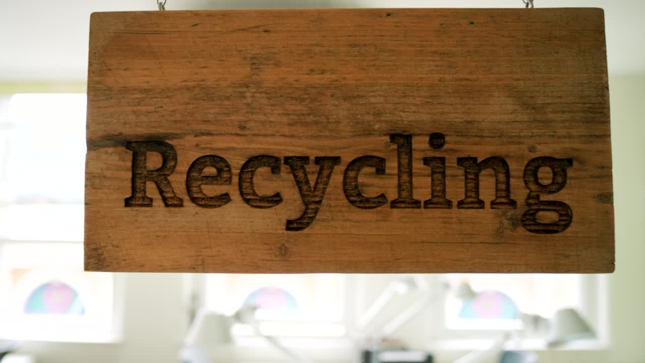 4k 영상으로 재활용 표지판이 매달려 있습니다.