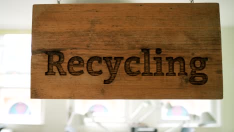 imágenes de video de 4k de un letrero de reciclaje colgado