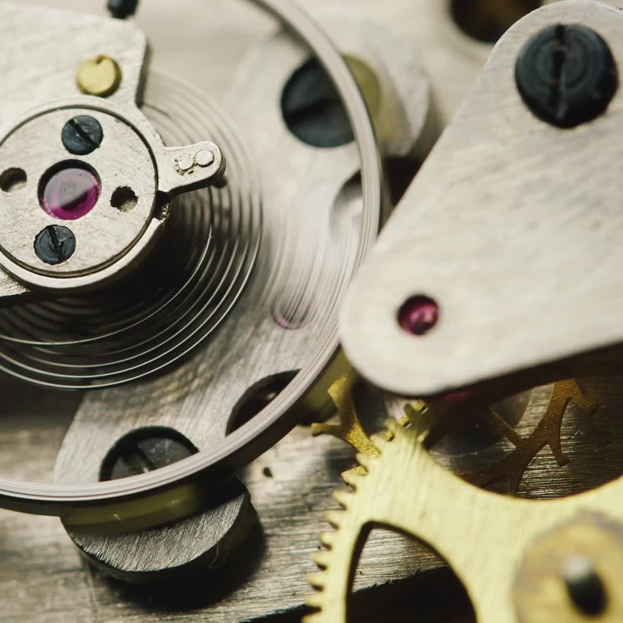 mecanismo interno de los relojes mecánicos de trabajo 3