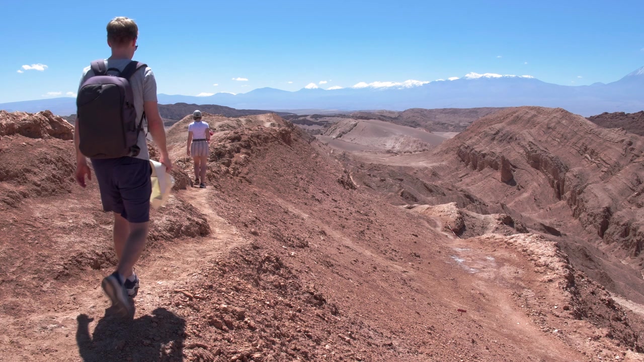 Giovane ragazza che fa escursioni sulla cima della Valle della Luna nel deserto di Atacama, Cile settentrionale.