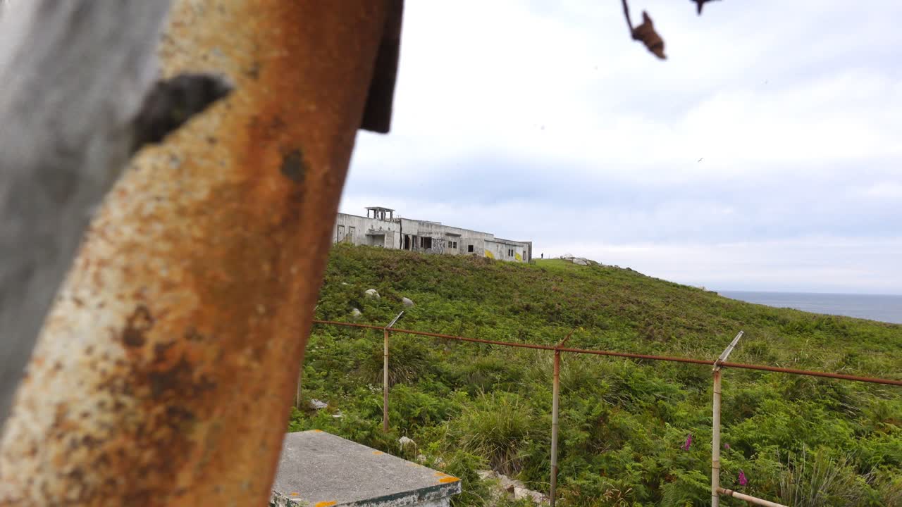 갈리시아의 에스타카 데 바레스의 4k 영상, 구름이 많은 날에 폐허 속의 피난처 소니 rx100 va, 카보 오르테갈