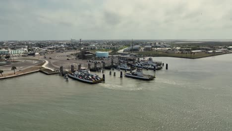 enfoque de vista aérea del ferry del paso de aransas que se dirige al puerto con automóviles