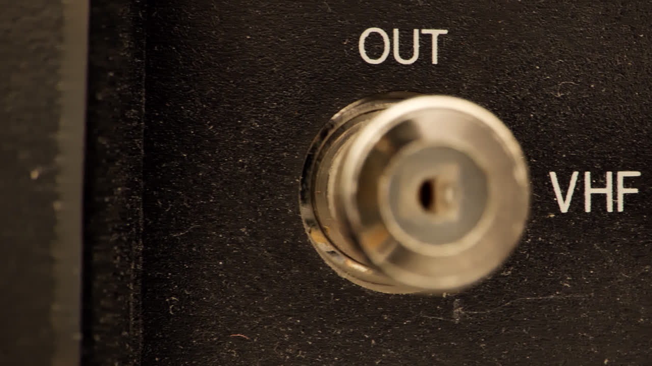 un primerísimo plano de la parte posterior de una antena de entradas y salidas vhf vcr vintage
