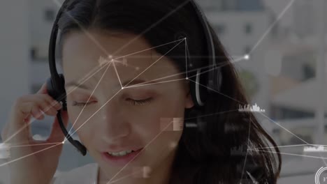 animación de la red de conexiones a través de una mujer de negocios con auriculares de teléfono