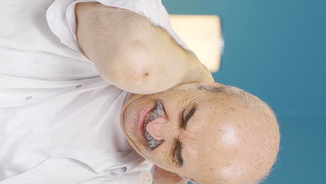 video vertical de un anciano enfermo que sufre de dolor de cuello.