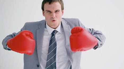 Hombre-De-Negocios-Jugando-Con-Guantes-De-Boxeo-Rojos