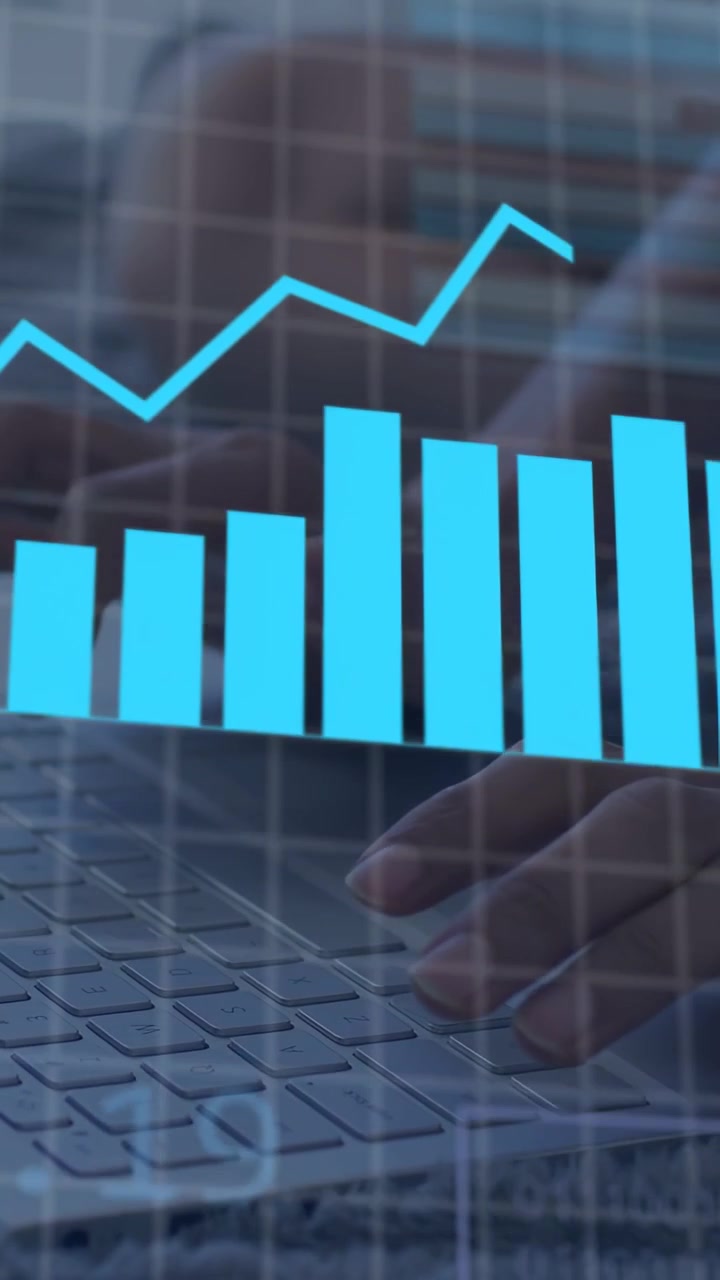 Video verticale: Donna che digita sulla tastiera aggiornando la dashboard di analisi, con grafici sovrapposti e codice animato.