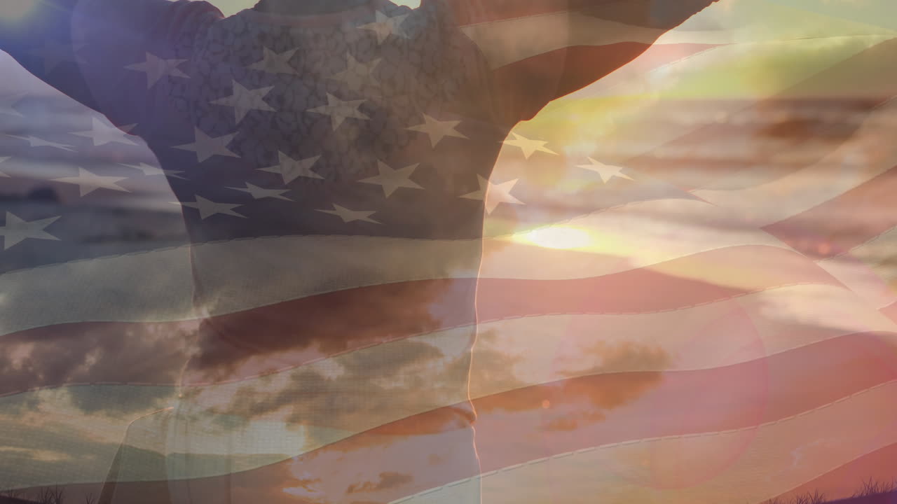 animación de la bandera de los estados unidos de américa sobre una mujer mayor con los brazos extendidos