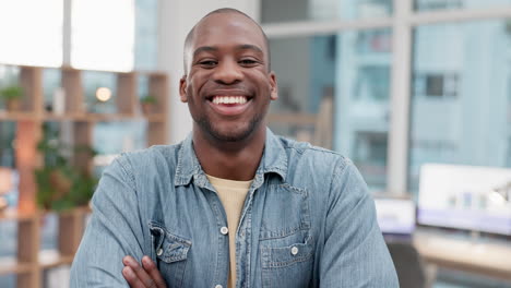 Cara,-Sonrisa-Y-Hombre-Africano-Con-Los-Brazos-Cruzados