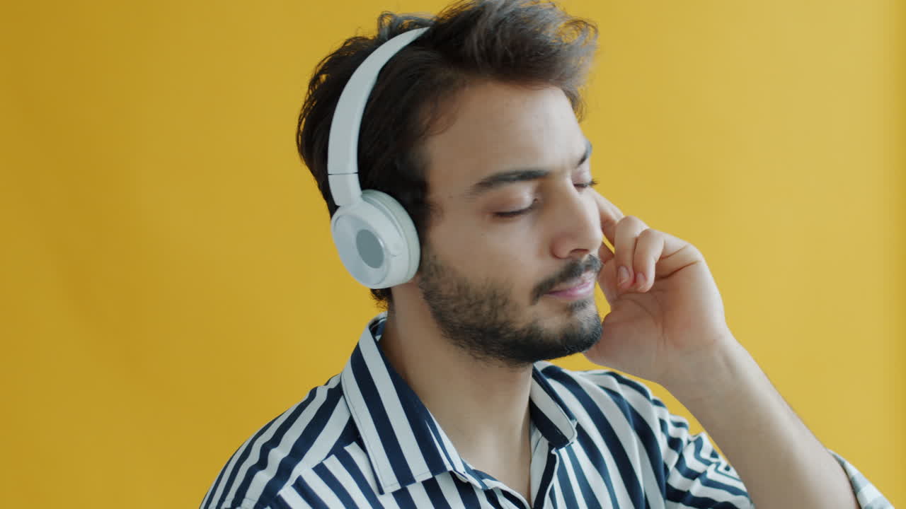 헤드폰으로 음악을 듣고 남자