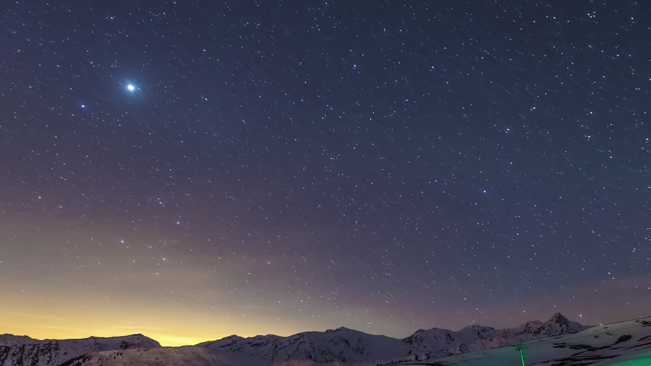 겨울 산 풍경 위의 하늘을 가로지르는 별 - 광각 시간 경과