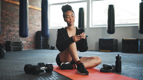 Gimnasio,-Fitness-Y-Mujer-Con-Un-Teléfono-Inteligente