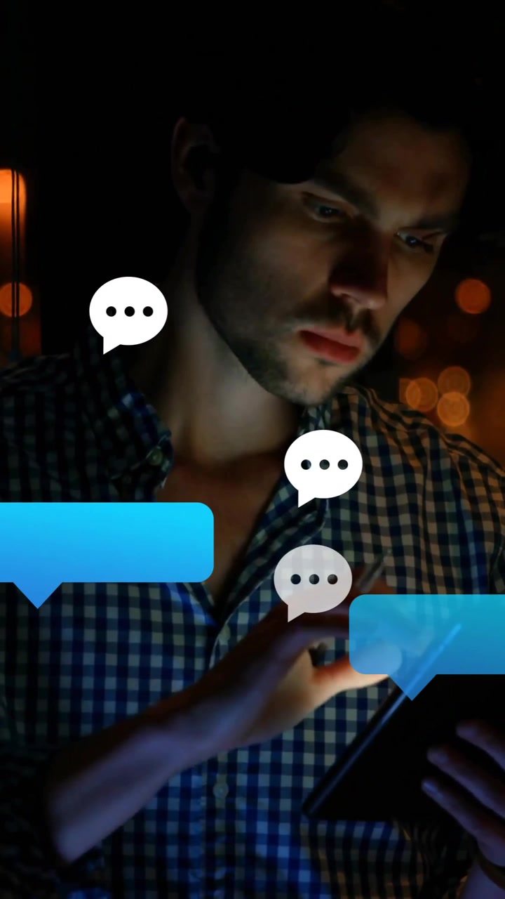 Mand bruger smartphone, omgivet af blå chatbobler i mørke animationsomgivelser