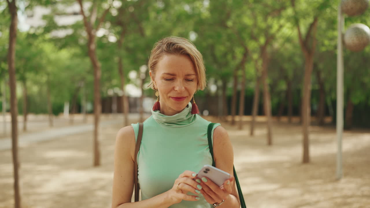 mujer usando el teléfono en un parque