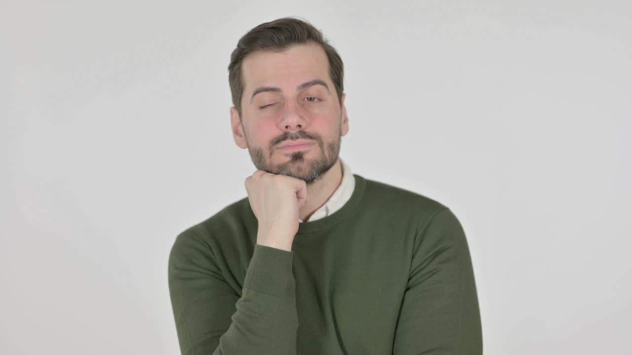 hombre somnoliento tomando una siesta, fondo blanco