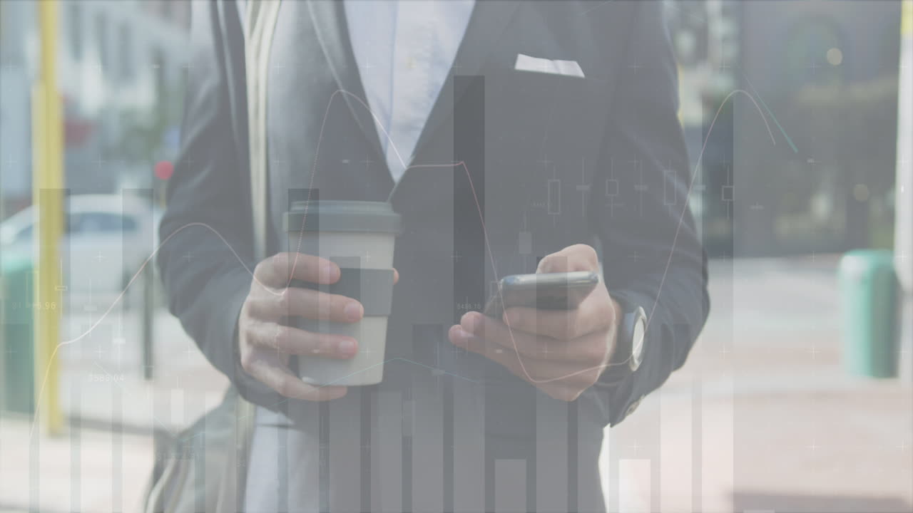 스마트 폰을 사용하는 백인 사업가의 중간 부분에 대한 금융 그래프의 애니메이션