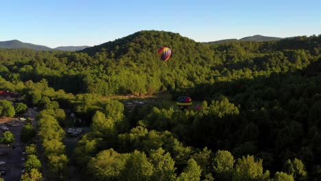 Langsam-Enthüllt-Deutsche-Stadt-Helen-Während-Des-Heißluftballon-Festivals-In-Nordgeorgien