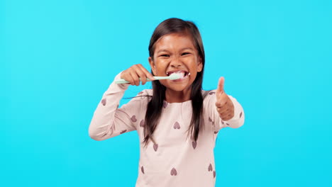 niño cepillándose los dientes con una sonrisa