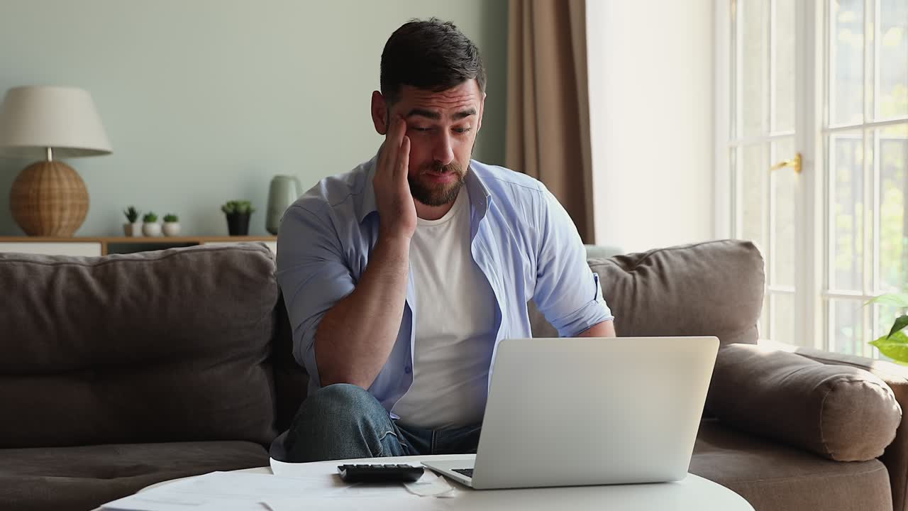 joven ansioso se siente deprimido incapaz de equilibrar el presupuesto con éxito
