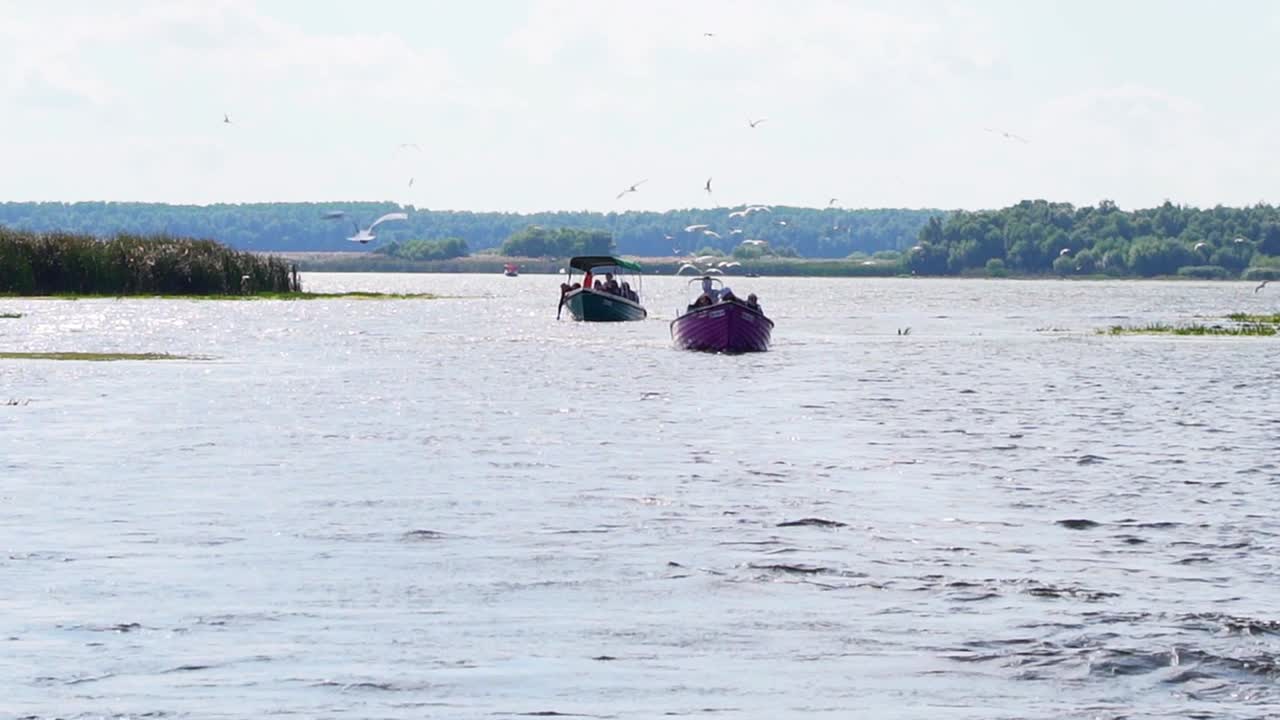 viajando en barco por las aguas turbias del delta del danubio.