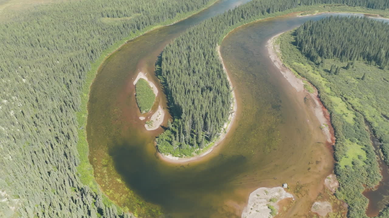 красивый вид с высоты на реку цветов в лабрадоре, канада