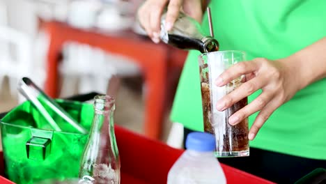 persona vertiendo cola en un vaso