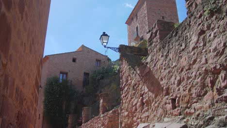 Rote-Backsteinmauern-Von-Häusern-Aus-Alten-Mittelalterlichen-Straßen-In-Vilafames,-Castellon,-Spanien---Mittlerer-Schwenk