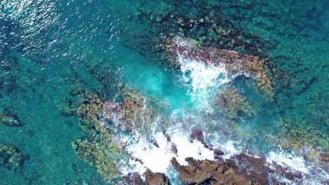 Costa-Isla-Volcánica-Piscina-Natural-Tenerife,-Costa-Adeje-España,-Drone-Aéreo